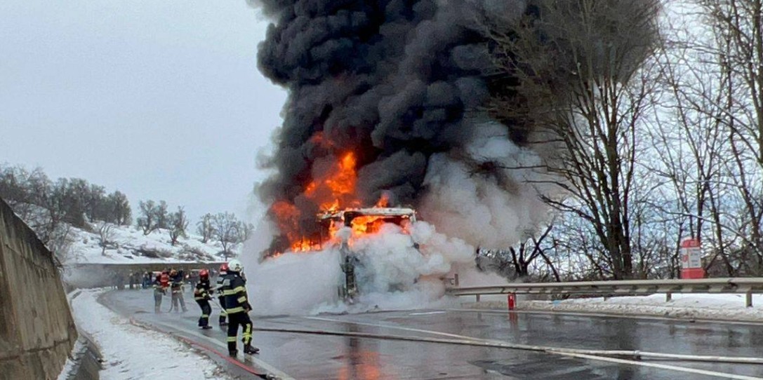 Autocar cuprins de flacari intre Sighisoara si Hetiur. Toti pasagerii sunt in siguranta